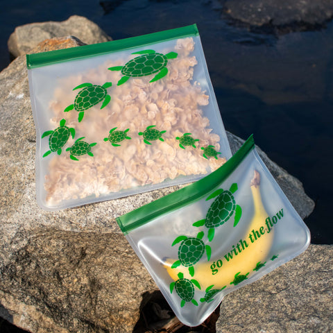 Sea Turtles on the Move 6Pc. SET!! Reusable Gallon (1), XL (Qt) Sandwich (2) Bag; Sm. BeeWrap Pck (2pc.) and a Green Stand.