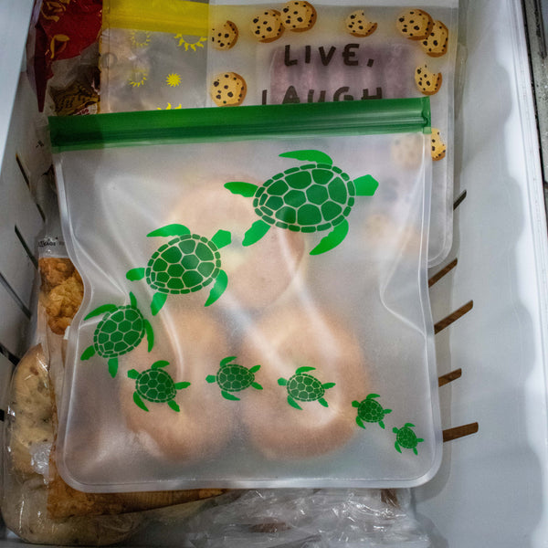 Sea Turtles on the Move 6Pc. SET!! Reusable Gallon (1), XL (Qt) Sandwich (2) Bag; Sm. BeeWrap Pck (2pc.) and a Green Stand.