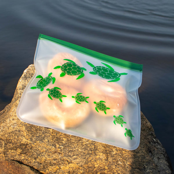 Sea Turtles on the Move 6Pc. SET!! Reusable Gallon (1), XL (Qt) Sandwich (2) Bag; Sm. BeeWrap Pck (2pc.) and a Green Stand.