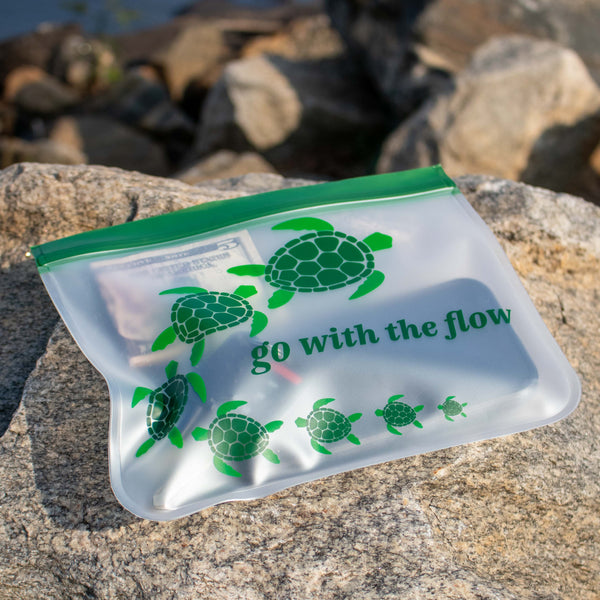 Sea Turtles on the Move 6Pc. SET!! Reusable Gallon (1), XL (Qt) Sandwich (2) Bag; Sm. BeeWrap Pck (2pc.) and a Green Stand.