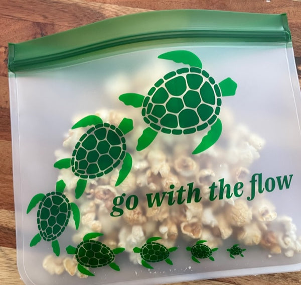 Sea Turtles on the Move 6Pc. SET!! Reusable Gallon (1), XL (Qt) Sandwich (2) Bag; Sm. BeeWrap Pck (2pc.) and a Green Stand.