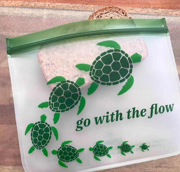 Sea Turtles on the Move 6Pc. SET!! Reusable Gallon (1), XL (Qt) Sandwich (2) Bag; Sm. BeeWrap Pck (2pc.) and a Green Stand.